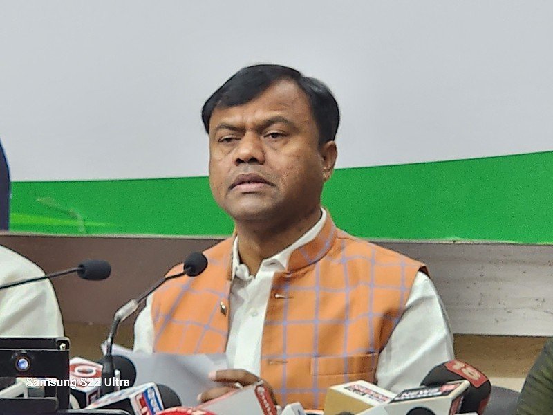 भाजपा बताये छत्तीसगढ़ में पूर्ण शराबबंदी कब लागू होगी – दीपक बैज