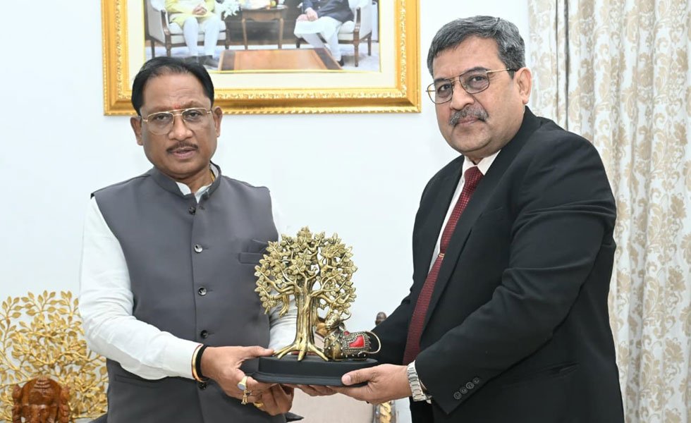 मुख्यमंत्री साय से आईओसीएल के मुख्य महाप्रबंधक ने की सौजन्य मुलाकात