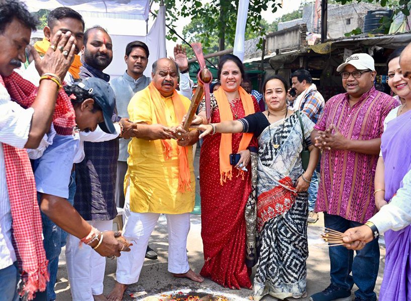 रायपुर उत्तर विधायक पुरंदर मिश्रा और महापौर मीनल चौबे ने लगभग 60 लाख रूपये के विकास कार्यों का भूमिपूजन किया
