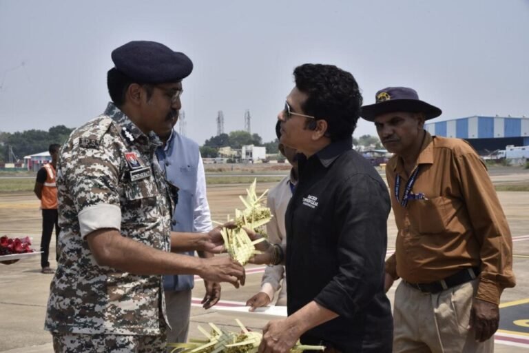 जगदलपुर : भारत रत्न सचिन तेंदुलकर का एयरपोर्ट में आत्मीय स्वागत