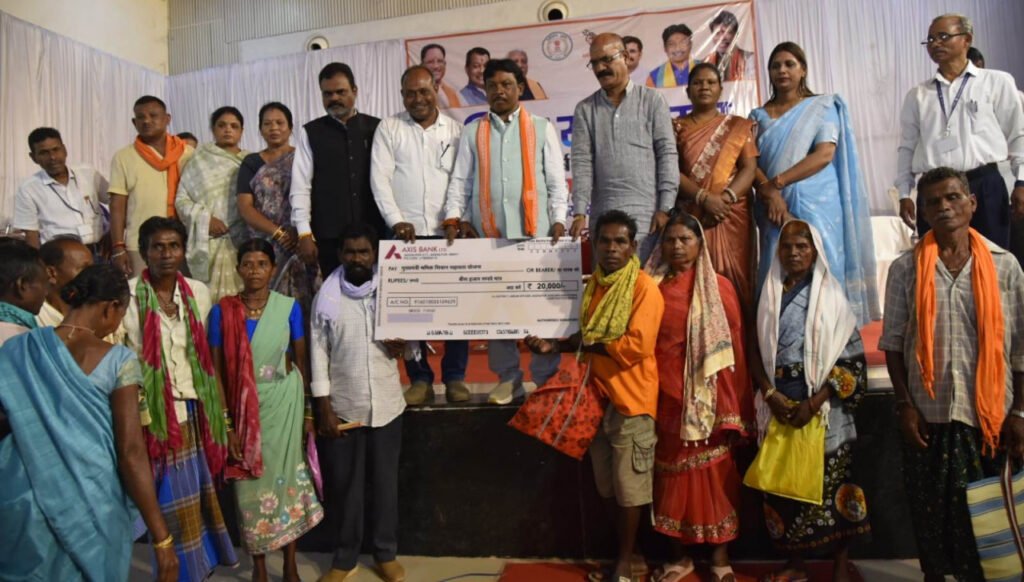 विकास की नींव रखने वाले हाथों का सम्मान