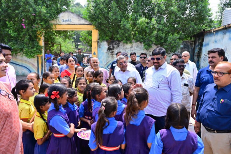 शिक्षा मंत्री गजेन्द्र यादव ने दुर्ग के प्राथमिक विद्यालय का किया निरीक्षण