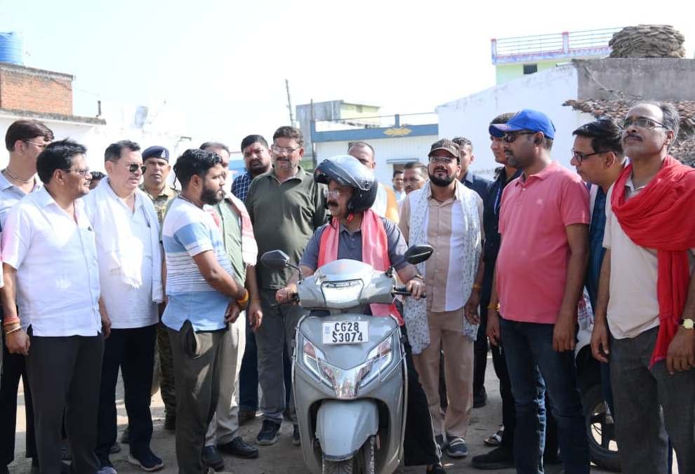 स्कूटी पर निकले उप मुख्यमंत्री श्री अरुण साव, नगर भ्रमण कर विकास कार्यों का लिया जायजा