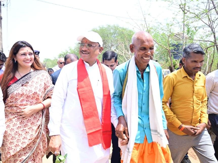 एक ग्रामीण का न्योता, मुख्यमंत्री का अपनापन – प्रधानमंत्री आवास से साकार हुआ सपना, मुख्यमंत्री ने कराया गृह प्रवेश