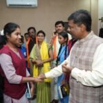 नारायणपुर के मेधावी छात्र सम्मानित- वन मंत्री केदार कश्यप ने खिलाई मिठाई