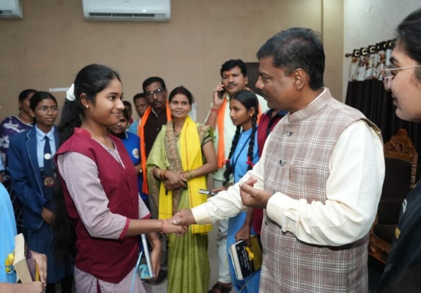 नारायणपुर के मेधावी छात्र सम्मानित- वन मंत्री केदार कश्यप ने खिलाई मिठाई