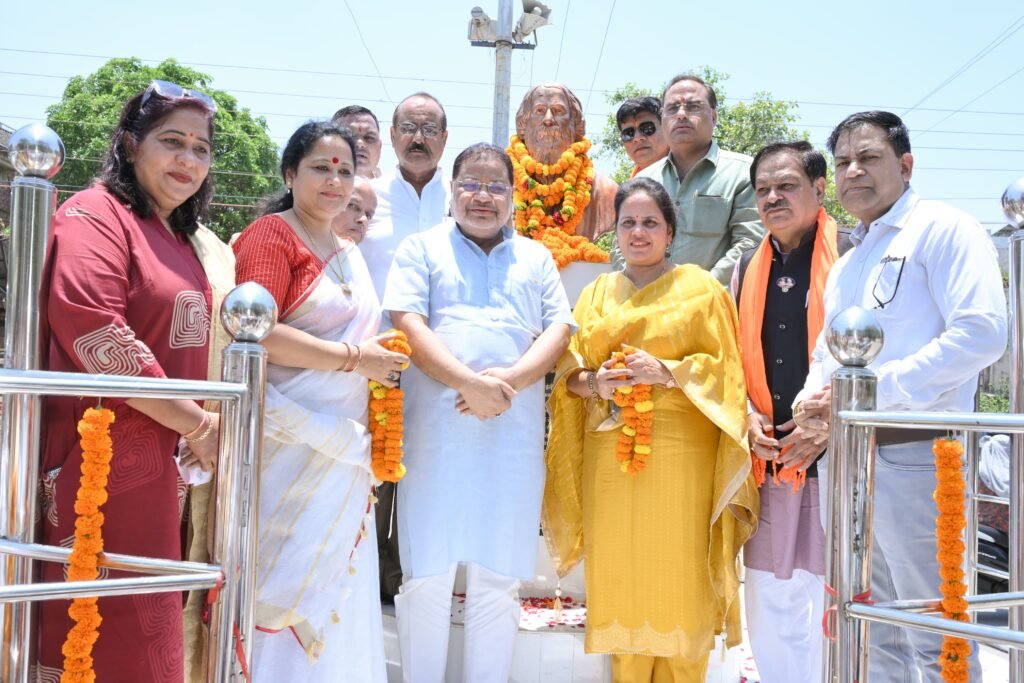 गुरूदेव रविन्द्रनाथ टैगोर की जयन्ती पर रायपुर दक्षिण विधायक सुनील सोनी और महापौर मीनल चौबे सहित गणमान्यजनों, ने किया सादर नमन