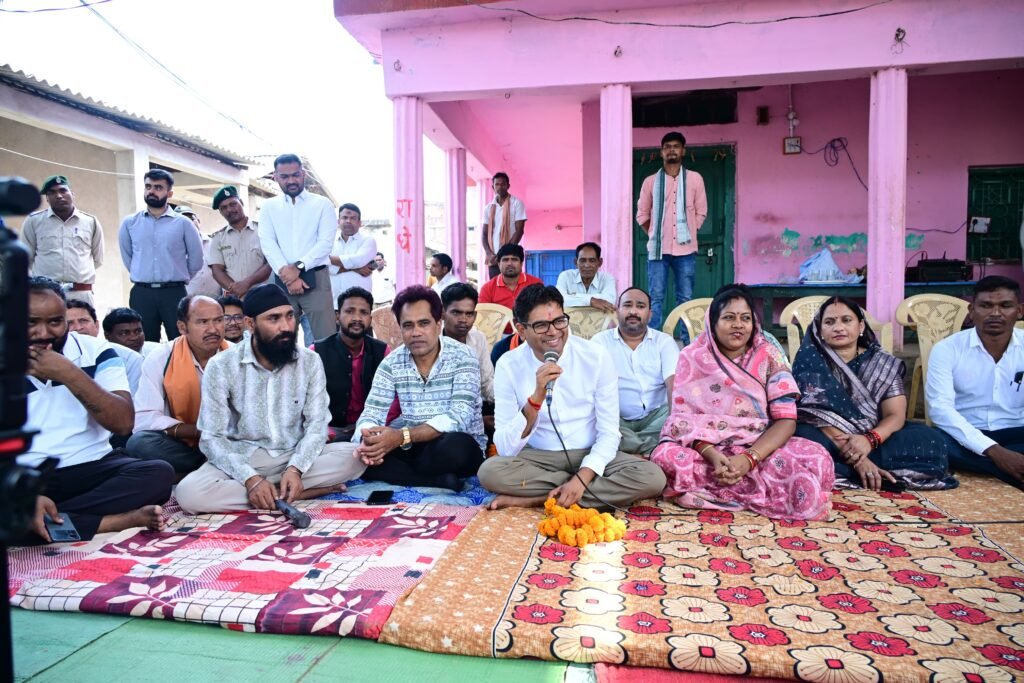 वित्त मंत्री ओ.पी. चौधरी ने ग्राम डुमरमुड़ा में ग्रामीणों से किया आत्मीय संवाद