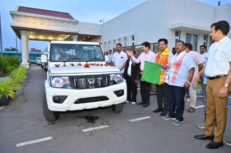 जनजातीय योजनाओं की मॉनिटरिंग को मिली नई रफ्तार, मंत्री नेताम ने 8 नए वाहनों को दिखाई हरी झंडी