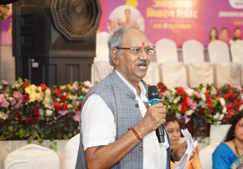 भीषण गर्मी में जनता को राहत दिलाने मैदान में उतरे सांसद बृजमोहन, अधिकारियों को लगाई फटकार