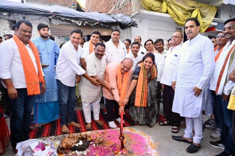 रायपुर पश्चिम विधायक राजेश मूणत एवं महापौर मीनल चौबे ने 38 लाख की लागत के नये विकास कार्यो का भूमिपूजन किया