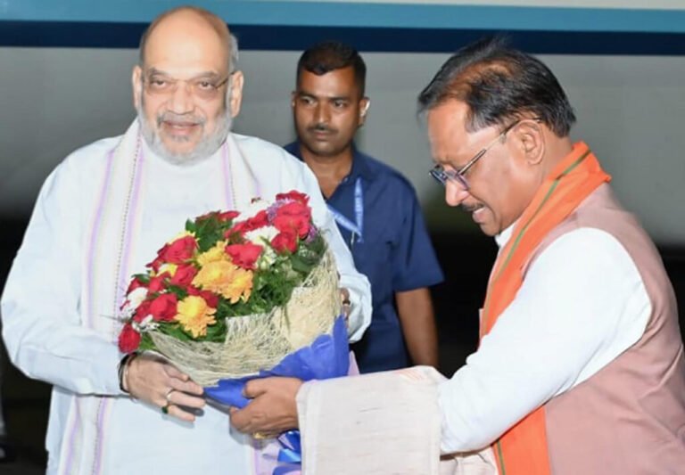 केंद्रीय गृह मंत्री अमित शाह पहुंचे रायपुर: मुख्यमंत्री साय ने किया आत्मीय स्वागत