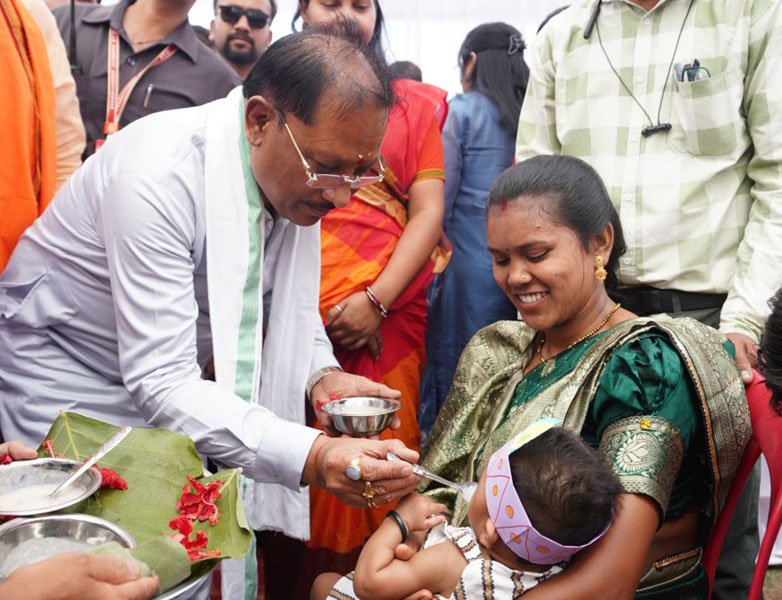 मुख्यमंत्री विष्णु देव साय ने बच्चों को कराया अन्नप्राशन, गर्भवती महिलाओं की गोदभराई कार्यक्रम में दी शुभकामनाएं
