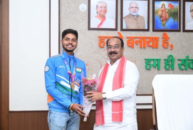उप मुख्यमंत्री अरुण साव से छत्तीसगढ़ के अंतरराष्ट्रीय शूटर दिव्यांशु ने की मुलाकात