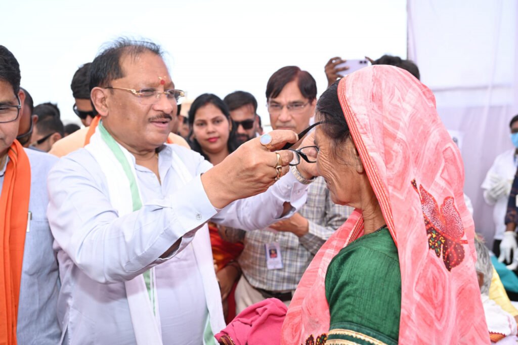 मुख्यमंत्री साय ने हितग्राहियों को अपने हाथों से पहनाया नजर का चश्मा