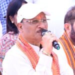 सरगुजा जिले के ग्राम सिलमा में अचानक उतरा मुख्यमंत्री साय का हेलीकॉप्टर