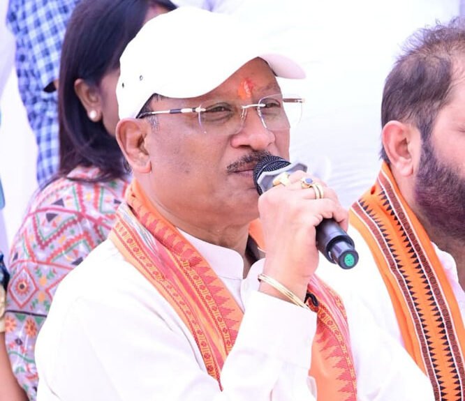 सरगुजा जिले के ग्राम सिलमा में अचानक उतरा मुख्यमंत्री साय का हेलीकॉप्टर