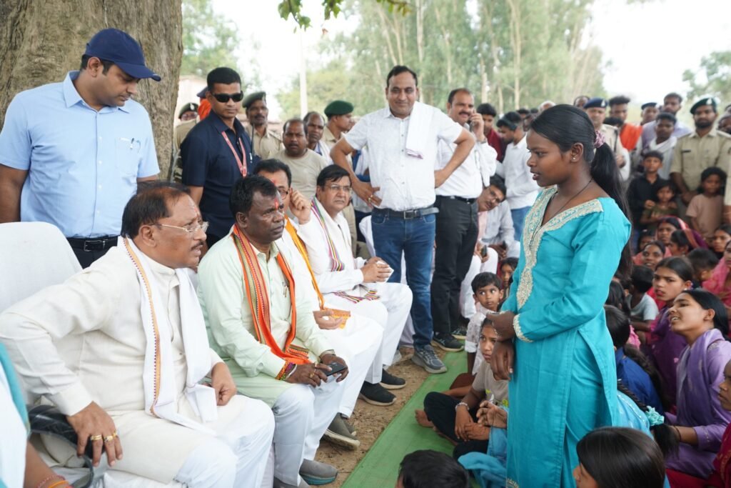 तेंदूपत्ता संग्राहकों के बीच पहुंचे मुख्यमंत्री, महुआ पेड़ के नीचे लगाई चौपाल