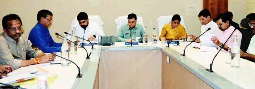 प्रगतिरत विकास कार्याे को समय पर पूर्ण करें, अप्रारंभ कार्याे को शीघ्र प्रारंभ करायें: उद्योग मंत्री