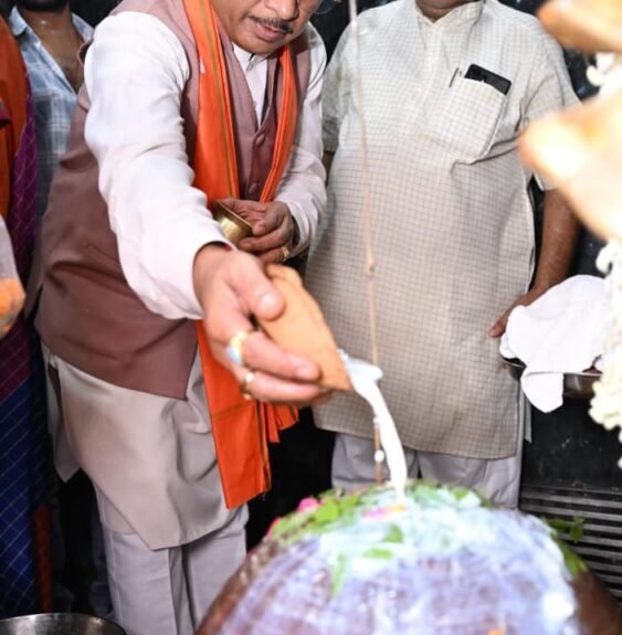 ’मुख्यमंत्री ने हाटकेश्वर महादेव मंदिर में पूजा-अर्चना कर प्रदेशवासियों के सुख समृद्धि की कामना की’
