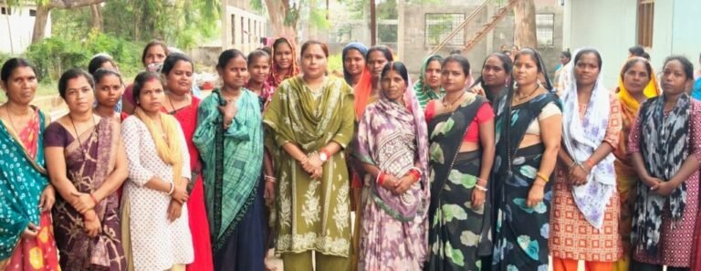 महिला आयोग की सदस्य सुश्री दीपिका सोरी ने किया इमली प्रोसेसिंग केंद्र का औचक निरीक्षण