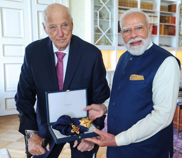 प्रधानमंत्री नरेन्द्र मोदी को रॉयल नॉर्वे ऑर्डर ऑफ मेरिट का ग्रैंड क्रॉस से सम्मनित किया गया