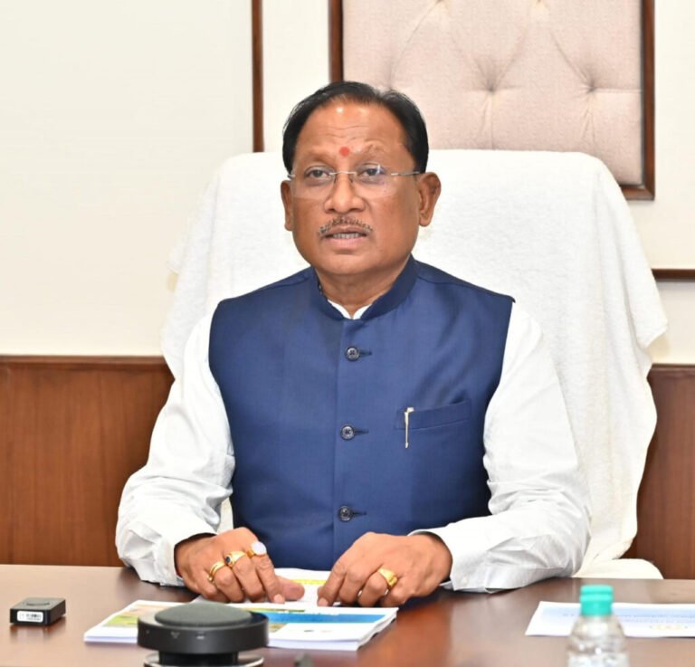 आम जनता से शालीनता से पेश आएं अधिकारी – मुख्यमंत्री