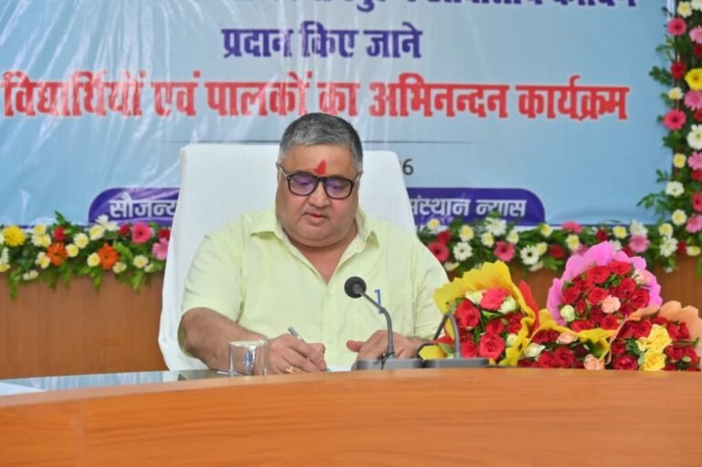 ओजस्वी सरगुजा : सपनों को मिलेगी नई उड़ान, 55 मेधावी विद्यार्थी नीट-जेईई की तैयारी हेतु रायपुर रवाना