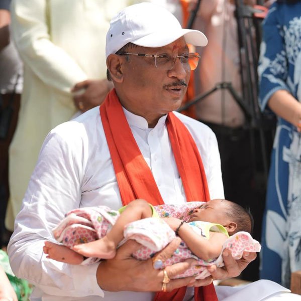 एक माह के नवजात का मुख्यमंत्री ने किया नामकरण, “रविशंकर” नाम से गूंजा गांव का आंगन