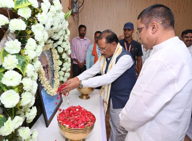 मुख्यमंत्री साय ने स्वर्गीय दिनेश सेन को दी श्रद्धांजलि : शोक संतप्त परिवार से की मुलाकात