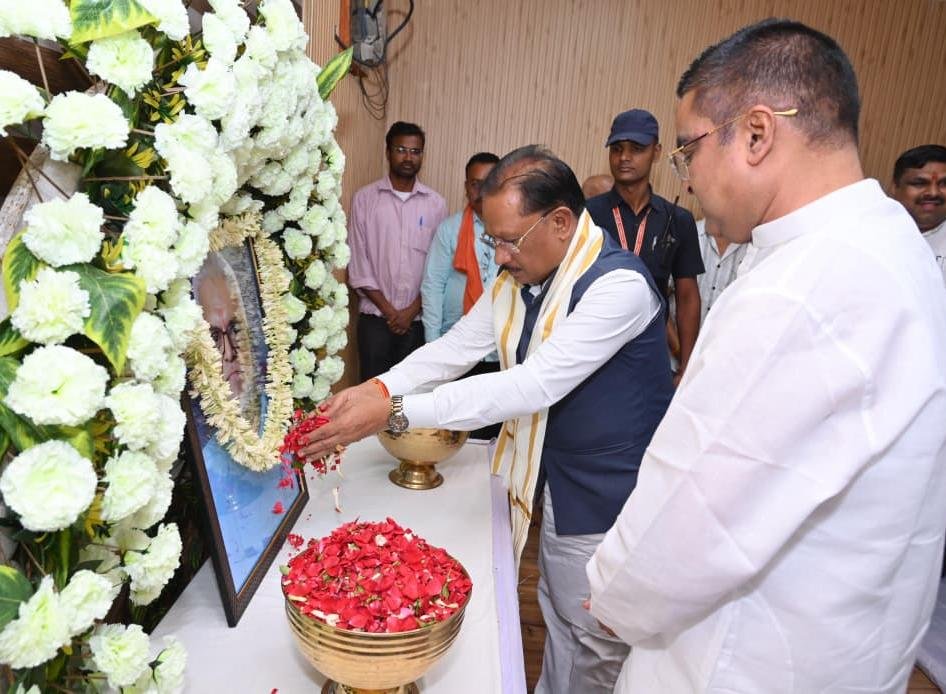 मुख्यमंत्री साय ने स्वर्गीय दिनेश सेन को दी श्रद्धांजलि : शोक संतप्त परिवार से की मुलाकात