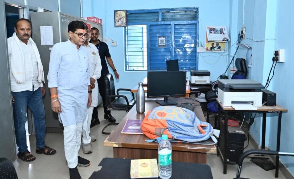 शैक्षणिक और गैर-शैक्षणिक स्टाफ अनिवार्य रूप से निर्धारित समय पर महाविद्यालय में उपस्थित रहें-मंत्री टंक राम वर्मा