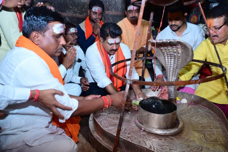 ’उप मुख्यमंत्री विजय शर्मा ने भोरमदेव मंदिर में की पूजा अर्चना’