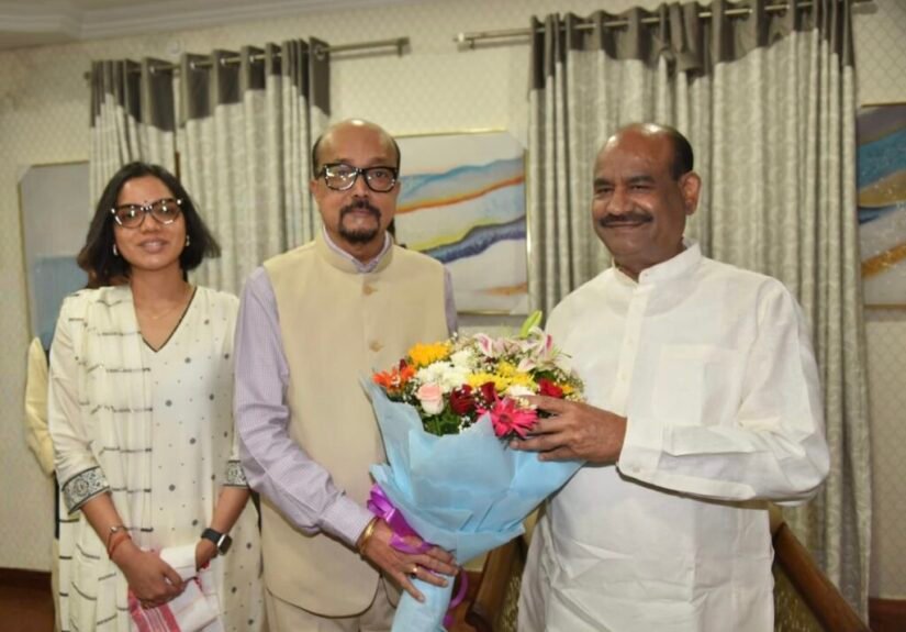 राज्यपाल रमेन डेका ने किया लोकसभा अध्यक्ष बिड़ला का आत्मीय स्वागत