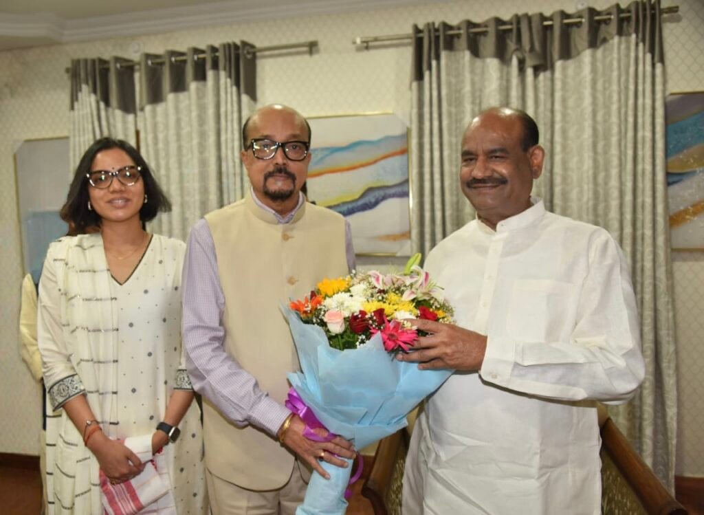 राज्यपाल रमेन डेका ने किया लोकसभा अध्यक्ष बिड़ला का आत्मीय स्वागत
