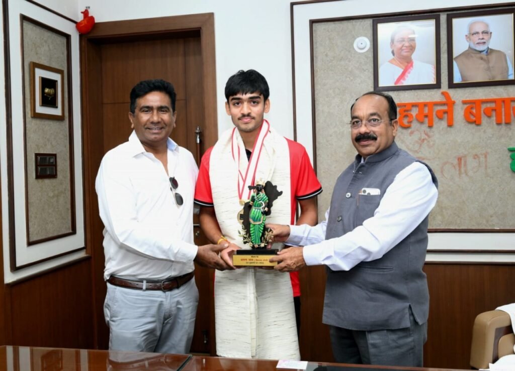 उप मुख्यमंत्री अरुण साव से अंडर-18 एशिया कप विजेता हॉकी खिलाड़ी अवि मानिकपुरी ने की सौजन्य मुलाकात