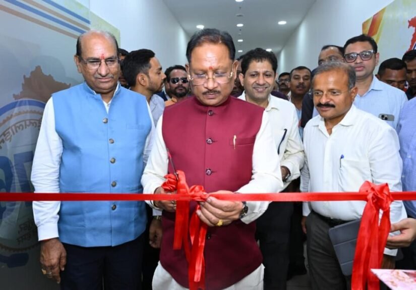 मुख्यमंत्री साय ने किया मुख्यमंत्री हेल्पलाइन एवं शिकायत प्रबंधन प्रणाली का अवलोकन