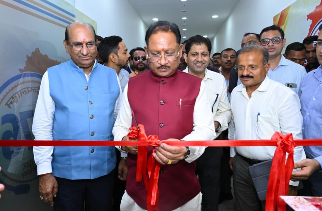 मुख्यमंत्री साय ने किया मुख्यमंत्री हेल्पलाइन एवं शिकायत प्रबंधन प्रणाली का अवलोकन