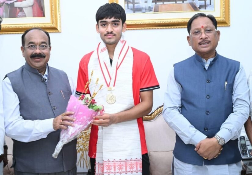 अंडर-18 एशिया कप विजेता हॉकी खिलाड़ी अवि मानिकपुरी ने मुख्यमंत्री साय से की सौजन्य भेंट