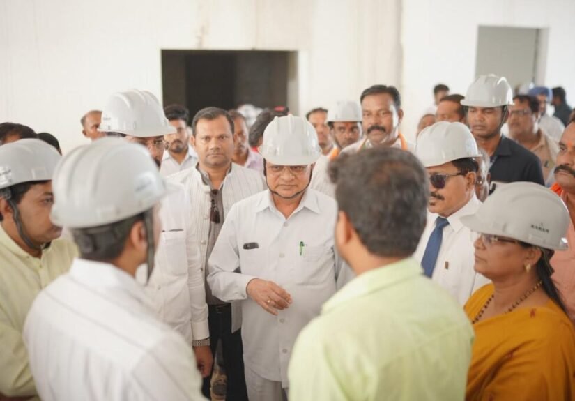 वाणिज्य उद्योग एंव श्रम मंत्री लखनलाल देवांगन ने निर्माणाधीन मेडिकल कॉलेज का किया निरीक्षण