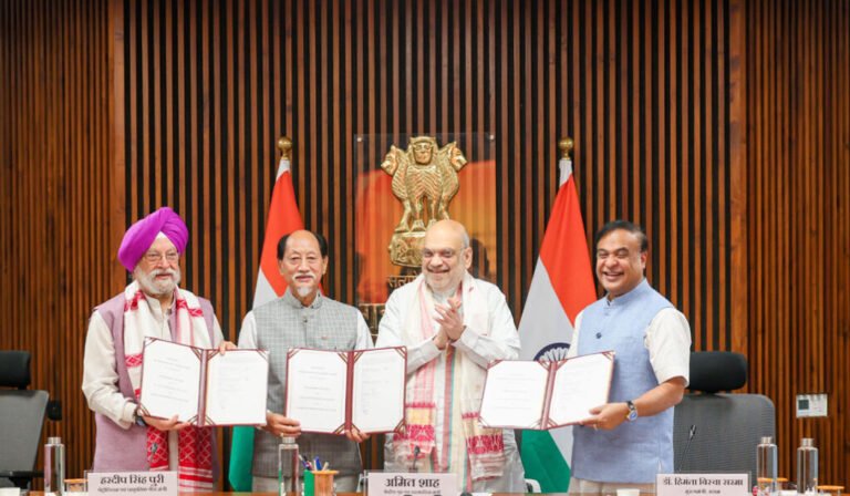 केन्द्रीय गृह मंत्री अमित शाह की मौजूदगी में भारत सरकार, असम सरकार और नगालैंड सरकार के बीच असम-नगालैंड सीमावर्ती क्षेत्रों में खनिज तेल संचालन के संबंध में त्रिपक्षीय समझौता ज्ञापन (MoU) पर हस्ताक्षर