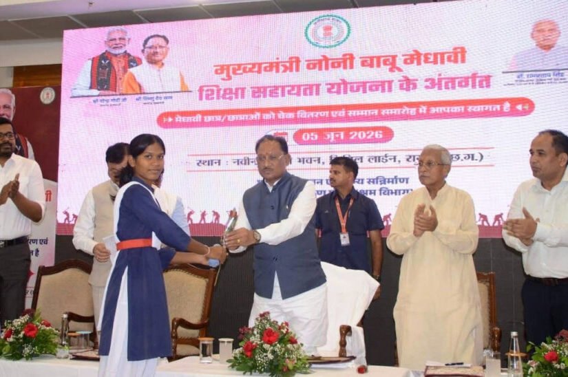 मुख्यमंत्री के हाथों मेधावी छात्रा को मिली 2 लाख रुपये की सहायता