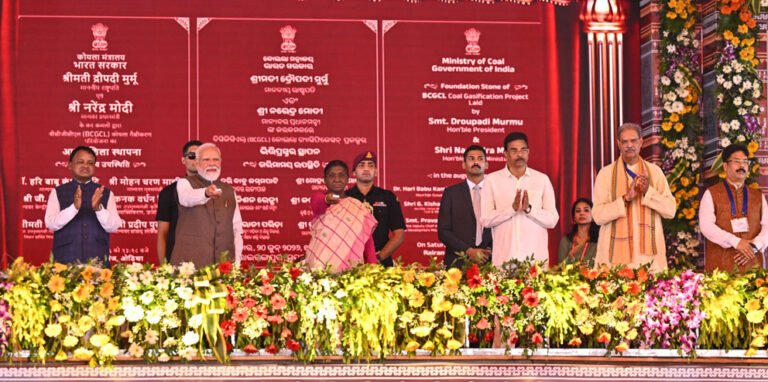 भारत की राष्ट्रपति और भारत के प्रधान मंत्री ओड़िशा सरकार के दो वर्ष पूरे होने के उपलक्ष्य में राइरंगपुर में आयोजित कार्यक्रम में शामिल हुए