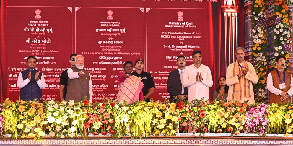भारत की राष्ट्रपति और भारत के प्रधान मंत्री ओड़िशा सरकार के दो वर्ष पूरे होने के उपलक्ष्य में राइरंगपुर में आयोजित कार्यक्रम में शामिल हुए
