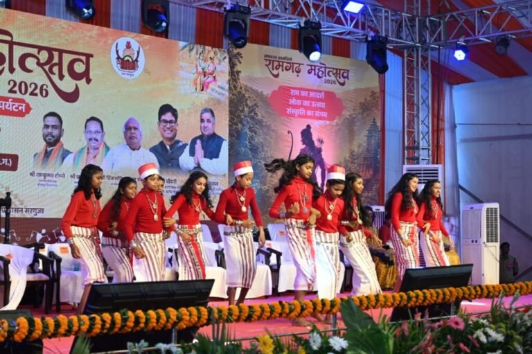दो दिवसीय रामगढ़ महोत्सव के समापन समारोह में रंगारंग सांस्कृतिक कार्यक्रमों की रही धूम