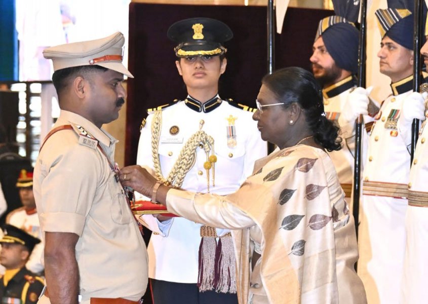 वित्त मंत्री ओपी चौधरी ने शौर्य चक्र से सम्मानित छत्तीसगढ़ पुलिस के जांबाज अधिकारियों को दी बधाई