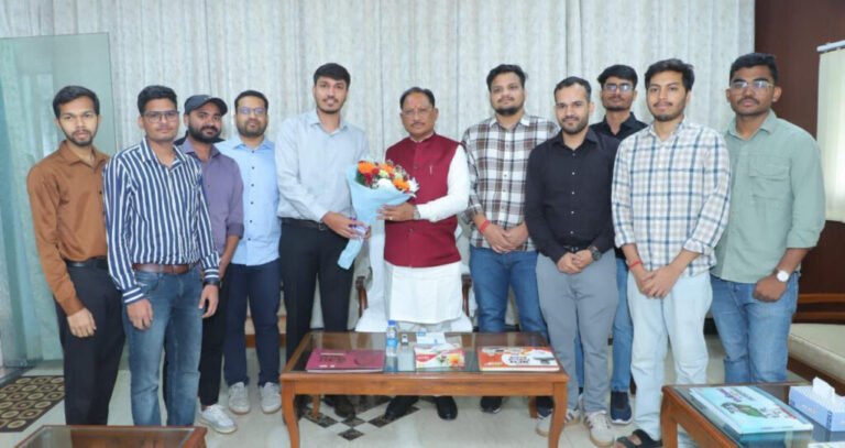 मुख्यमंत्री साय ने यूपीएससी प्रारंभिक परीक्षा में सफल ट्राइबल यूथ हॉस्टल के विद्यार्थियों से की मुलाकात