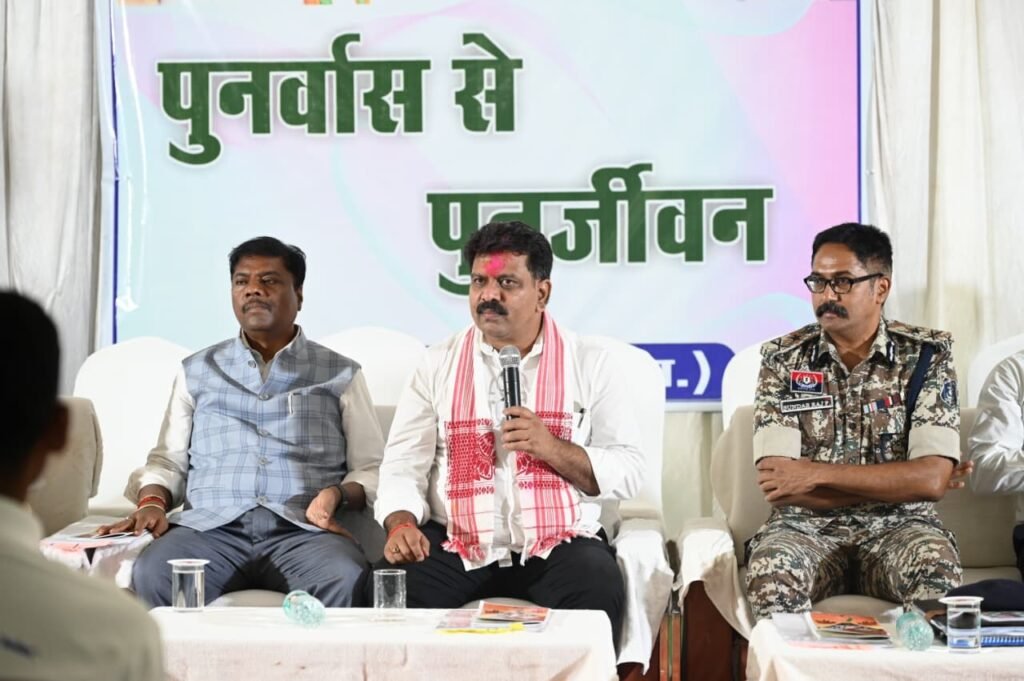 पुनर्वासित युवाओं से मिले उप मुख्यमंत्री विजय शर्मा और वन मंत्री केदार कश्यप