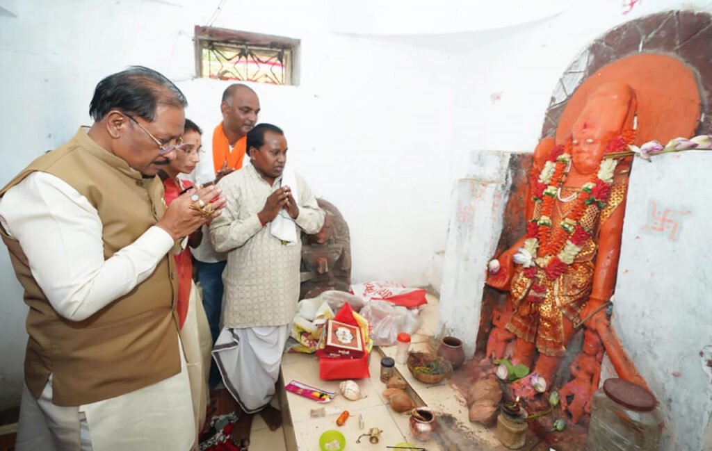 मुख्यमंत्री विष्णुदेव साय ने ऐतिहासिक चतुर्भुज विष्णु मंदिर में की पूजा-अर्चना, प्रदेश की सुख-समृद्धि की कामना
