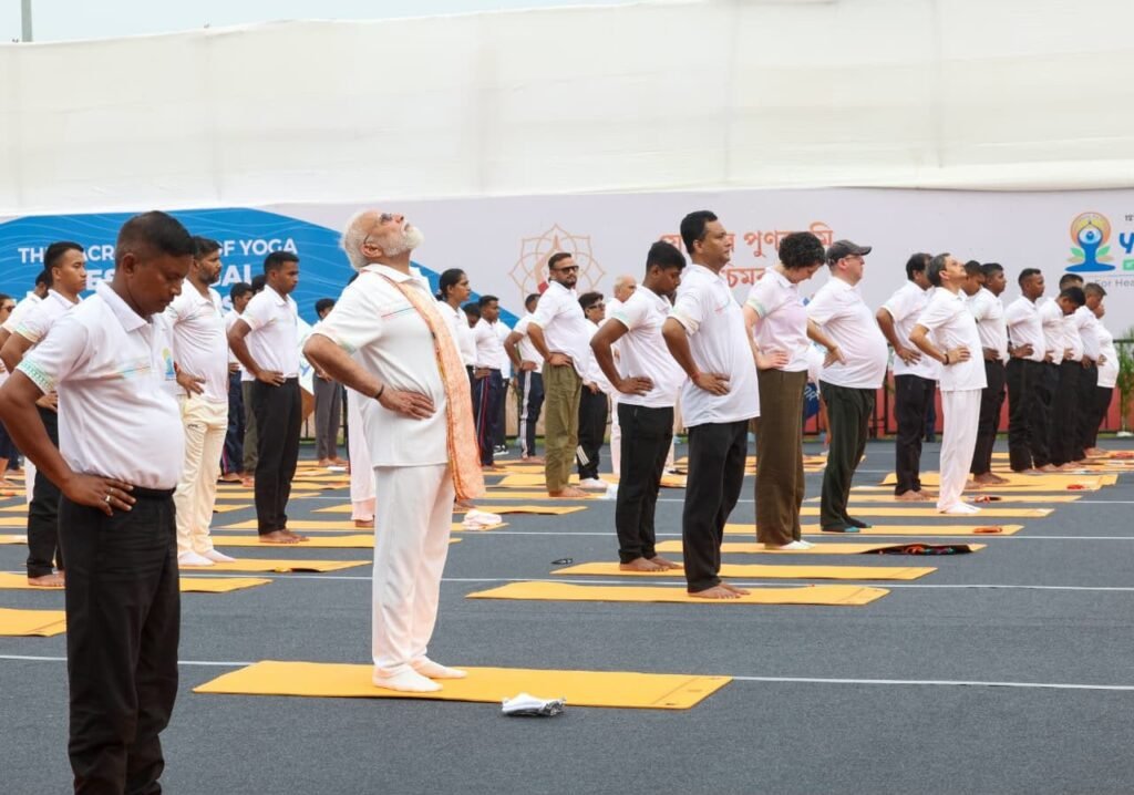 प्रधानमंत्री नरेन्द्र मोदी ने पश्चिम बंगाल के कोलकाता स्थित रेड रोड से 12वें अंतर्राष्ट्रीय योग दिवस के राष्ट्रीय आयोजन का नेतृत्व किया